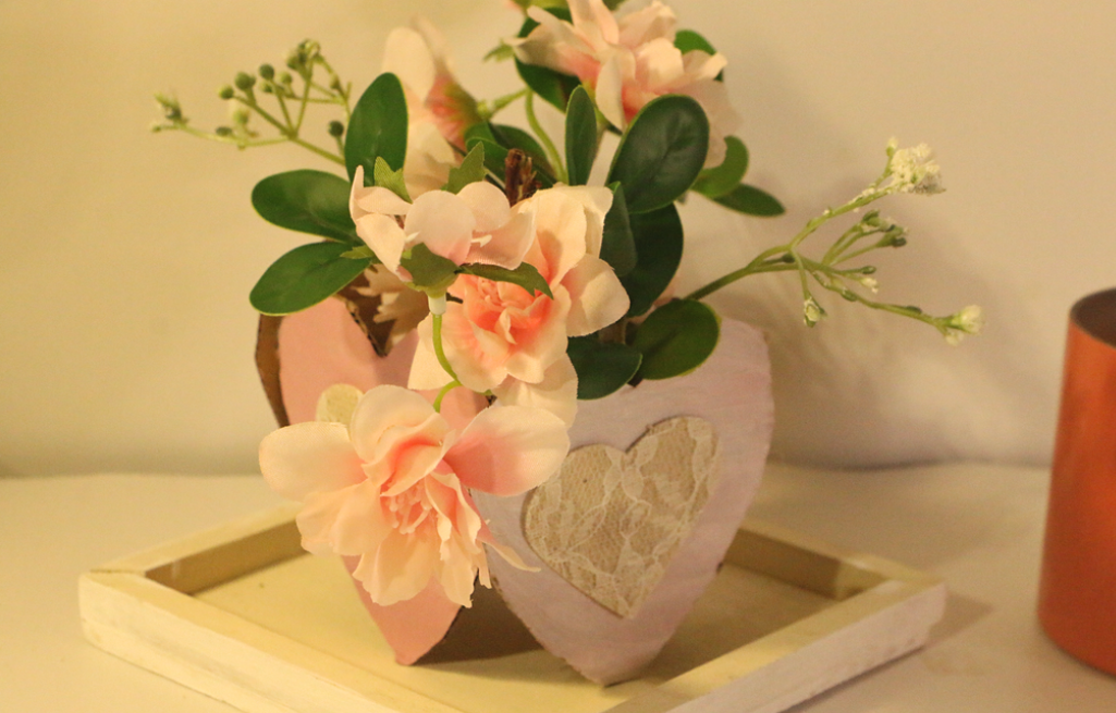 como elaborar un portaflores con forma de corazón de cartón